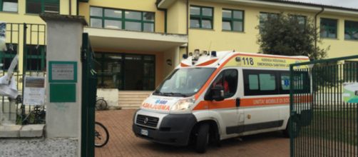Un'ambulanza davanti alla scuola (foto di repertorio)