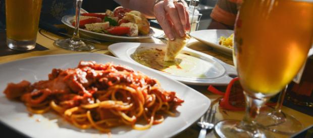 A server dishes some truth to restaurant diners (photo via Pexels) A server dishes some truth to restaurant diners (photo via Pexels)
