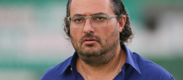 Diretor de futebol Alexandre Mattos acertou venda de jogador a equipe japonesa. Diretor de futebol Alexandre Mattos acertou venda de jogador a equipe japonesa.