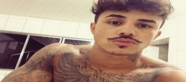 MC Livinho agride fã após ser xingado em show; veja vídeo MC Livinho agride fã após ser xingado em show; veja vídeo