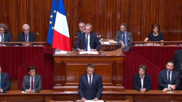 Emmanuel Macron veut réformer les institutions en un an | Euronews - euronews.com