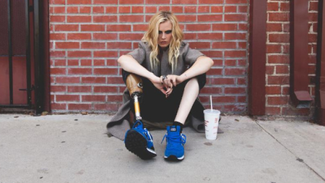 Modella perde gamba a causa di un assorbente interno