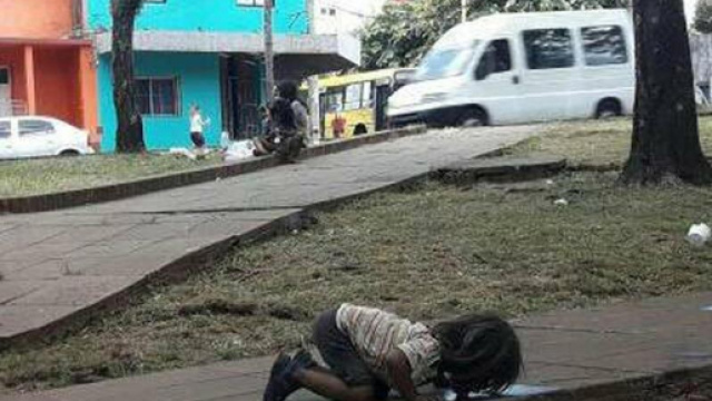 Scatta la solidariet&agrave; per la bimba che beve da una pozzanghera - avvenire.it