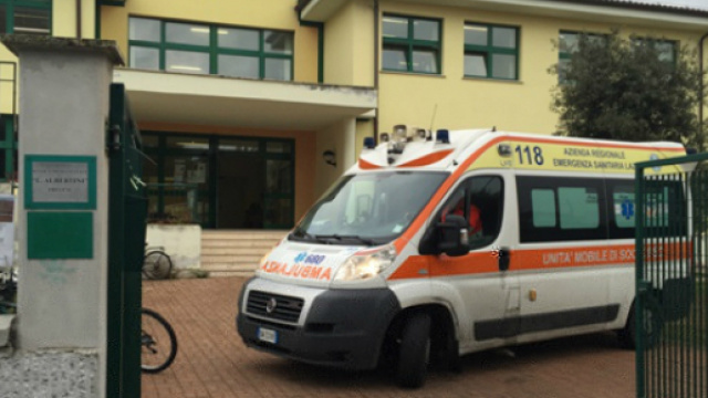 Un'ambulanza davanti alla scuola (foto di repertorio)