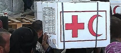 "God is merciful! Russia saved us!" – inhabitants of Deir-ez-Zor with Russian humanitarian aid packages (screenshot\ YouTube)