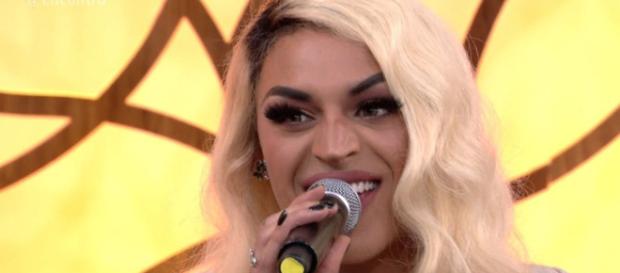 Cantora de funk e pop deu o que falar durante apresentação no 'Festeja Brasil'. Cantora de funk e pop deu o que falar durante apresentação no 'Festeja Brasil'.
