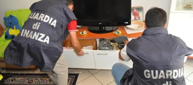 casa 10 grammi di hashish, 16enne si uccide durante una perquisizione - reggionotizie.com casa 10 grammi di hashish, 16enne si uccide durante una perquisizione - reggionotizie.com