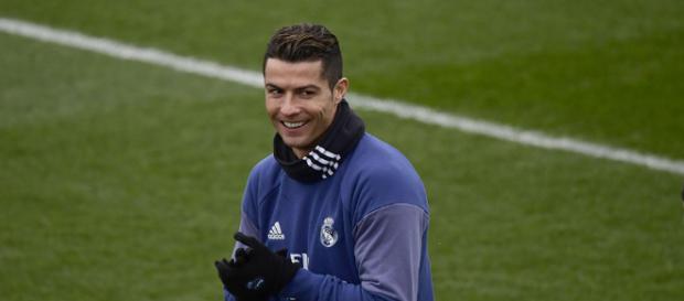 Cristiano Ronaldo, el famoso jugador de fútbol nació en Portugal. Cristiano Ronaldo, el famoso jugador de fútbol nació en Portugal.