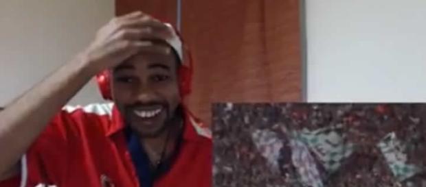Ele ficou encantado com o show da torcida (Foto: Captura de vídeo) Ele ficou encantado com o show da torcida (Foto: Captura de vídeo)