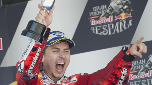 Jorge Lorenzo festeggia sul podio.