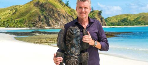 Denis Brogniart et le totem de la 18e saison "Koh Lanta Fidji"