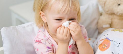 Una bambina colpita dall'influenza