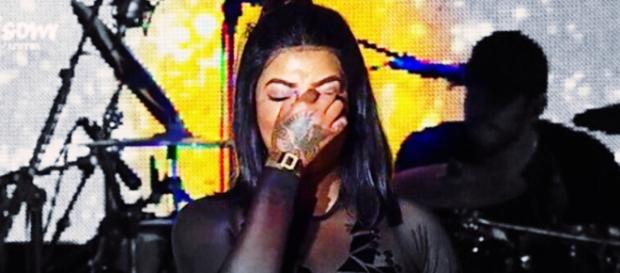 Cantora de funk surpreendeu multidão com grande emoção durante evento em Angola (Reprodução/Instagram) Cantora de funk surpreendeu multidão com grande emoção durante evento em Angola (Reprodução/Instagram)