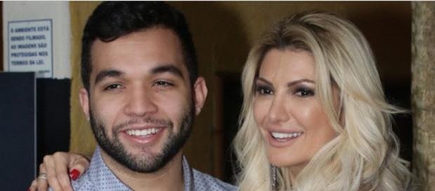 Jonathan Costa humilha Fontenelle e revela terríveis segredos: 'Deus perdoe' Jonathan Costa humilha Fontenelle e revela terríveis segredos: 'Deus perdoe'