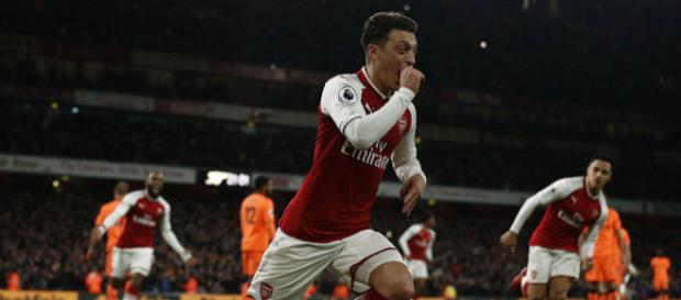 Mesut Ozil comemorando o terceiro gol dos Gunners. (Foto: Adrian Dennis/AFP) Mesut Ozil comemorando o terceiro gol dos Gunners. (Foto: Adrian Dennis/AFP)
