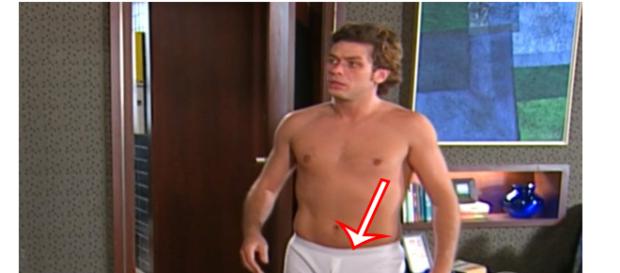 O ator Fábio Assunção surge de cueca na novela Celebridade. (Foto: Reprodução/Globo) O ator Fábio Assunção surge de cueca na novela Celebridade. (Foto: Reprodução/Globo)