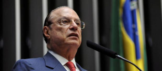 Preso por lavagem de dinheiro, deputado Paulo Maluf (foto) terá salário e benefícios suspensos pela Câmara. Preso por lavagem de dinheiro, deputado Paulo Maluf (foto) terá salário e benefícios suspensos pela Câmara.