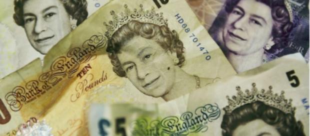 Sterling alcanzó un mínimo de 31 años, cayendo un 10% a $ 1.3229 en un punto, y el euro también cayó en picado frente a la moneda estadounidense Sterling alcanzó un mínimo de 31 años, cayendo un 10% a $ 1.3229 en un punto, y el euro también cayó en picado frente a la moneda estadounidense
