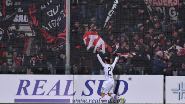 Nella foto, tratta dal sito ufficiale della Serie B, Floriano esulta sotto la curva riservata ai tifosi foggiani