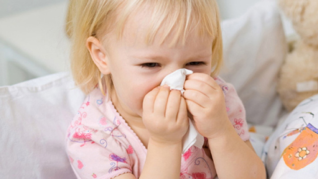 Una bambina colpita dall'influenza