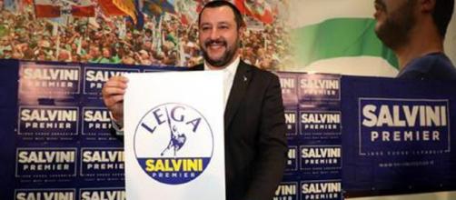Lega. Salvini presenta il nuovo simbolo