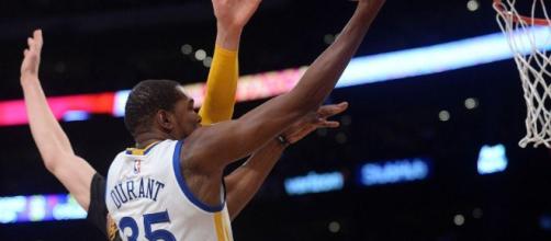 Les Warriors assomment les Lakers et prennent les commandes de la ... - newsbasket-beafrika.com