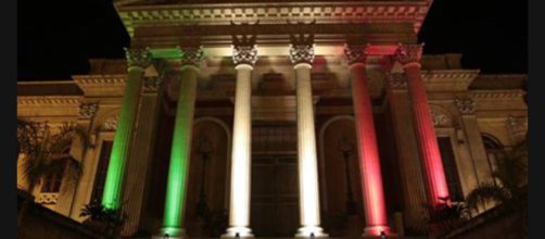 Il Teatro Massimo di Palermo illuminato dal tricolore