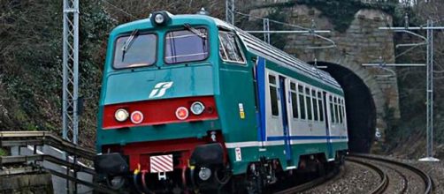 Sedicenne ferito dal treno su mani e volto