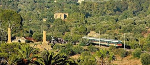 Trenino storico nella fermata al tempio di Vulcano e alla Kolimbetra ad Agrigento (foto Roberto Meli)
