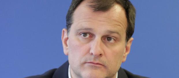 Assistants parlementaires : Louis Aliot à son tour mis en examen ... - juriguide.com Assistants parlementaires : Louis Aliot à son tour mis en examen ... - juriguide.com