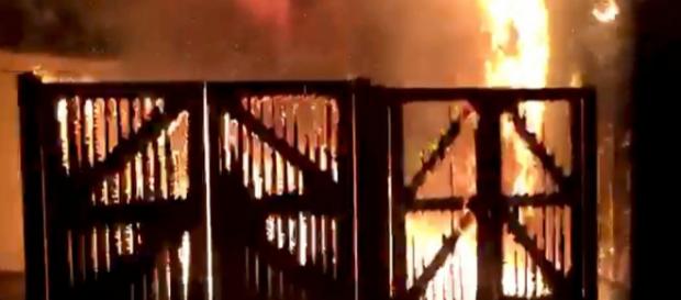Incêndio se alastrou pelo zoológico de Londres na manhã deste sábado, dia 23. Incêndio se alastrou pelo zoológico de Londres na manhã deste sábado, dia 23.