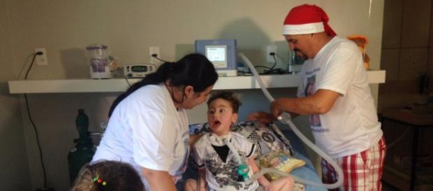 Menino de 5 anos vai passar o Natal em casa pela primeira vez Menino de 5 anos vai passar o Natal em casa pela primeira vez