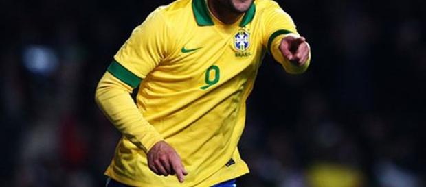 O atacante serviu o Brasil durante muito tempo. O atacante serviu o Brasil durante muito tempo.