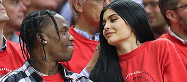 Travis Scott e Kylie estão saindo juntos desde abril Travis Scott e Kylie estão saindo juntos desde abril