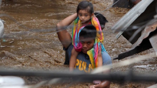 Bambina viene salvata da un poliziotto della zona durante la tempesta- fonte Il Post