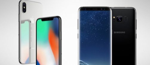 I display di iPhoneX e Samsung S8 a confronto