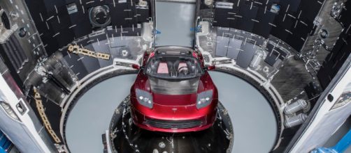 Immagine della Tesla Roadster all'interno del razzo Falcon Heavy.