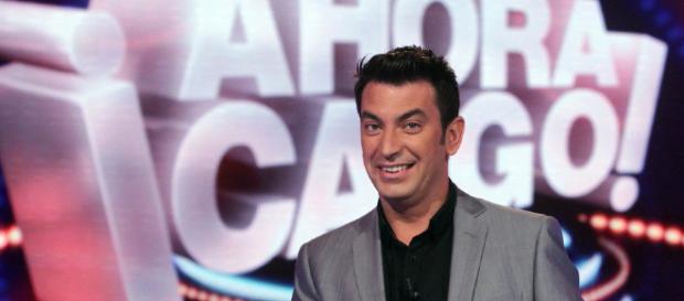 Arturo Valls junto al logo de '¡Ahora caigo!': Fotos - FormulaTV - formulatv.com Arturo Valls junto al logo de '¡Ahora caigo!': Fotos - FormulaTV - formulatv.com