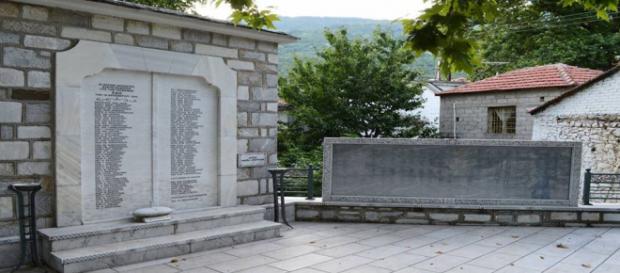 Monumento em homenagem aos 118 civis gregos mortos pelo Exército nazista alemão em Drakeia Monumento em homenagem aos 118 civis gregos mortos pelo Exército nazista alemão em Drakeia