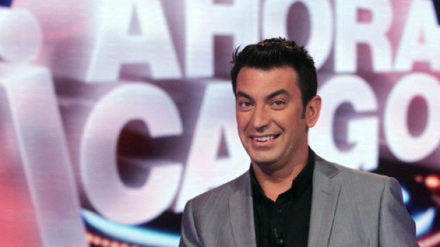 Arturo Valls junto al logo de '¡Ahora caigo!': Fotos - FormulaTV - formulatv.com