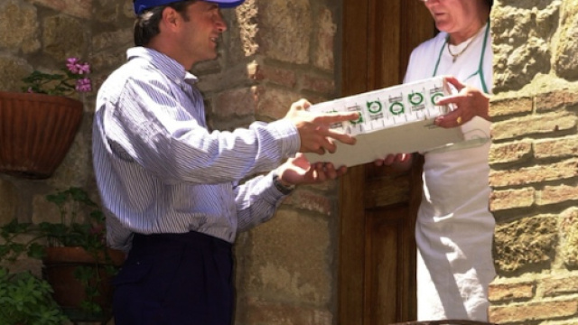 Guerra dei pacchi postali al via