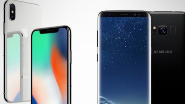 I display di iPhoneX e Samsung S8 a confronto