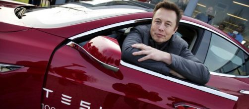 Immagine che ritrae Elon Musk a borsdo della Tesla