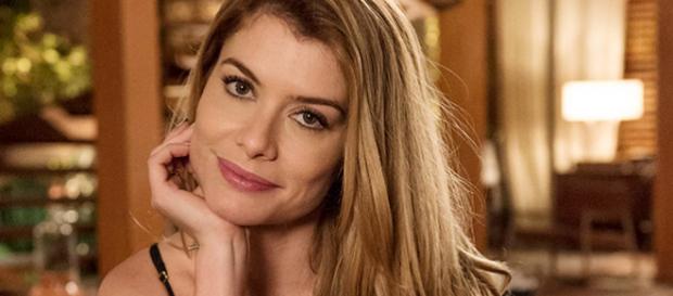 Alinne Moraes diz com convicção que não acredita em Deus Alinne Moraes diz com convicção que não acredita em Deus