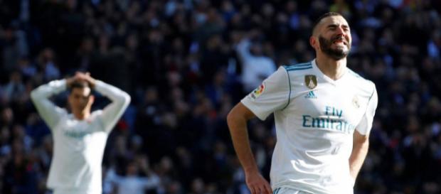 Karim Benzema lamentandose de errar un gol Karim Benzema lamentandose de errar un gol