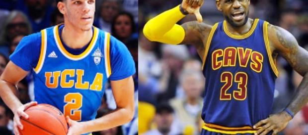 LeBron James y Lonzo Ball conversan. LeBron James y Lonzo Ball conversan.