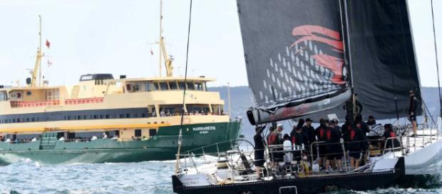Un ferry pasa LDV Comanche durante una práctica vela para el Sydney... - net.au Un ferry pasa LDV Comanche durante una práctica vela para el Sydney... - net.au