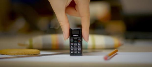 World's smallets smart phone - Image credit - Clubit | YouTube World's smallets smart phone - Image credit - Clubit | YouTube