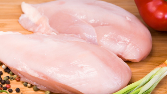 Lavare il pollo? Meglio non farlo.