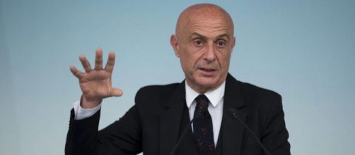 Minniti apre ai corridoi umanitari dopo aver contribuito alla nascita dei lager libici